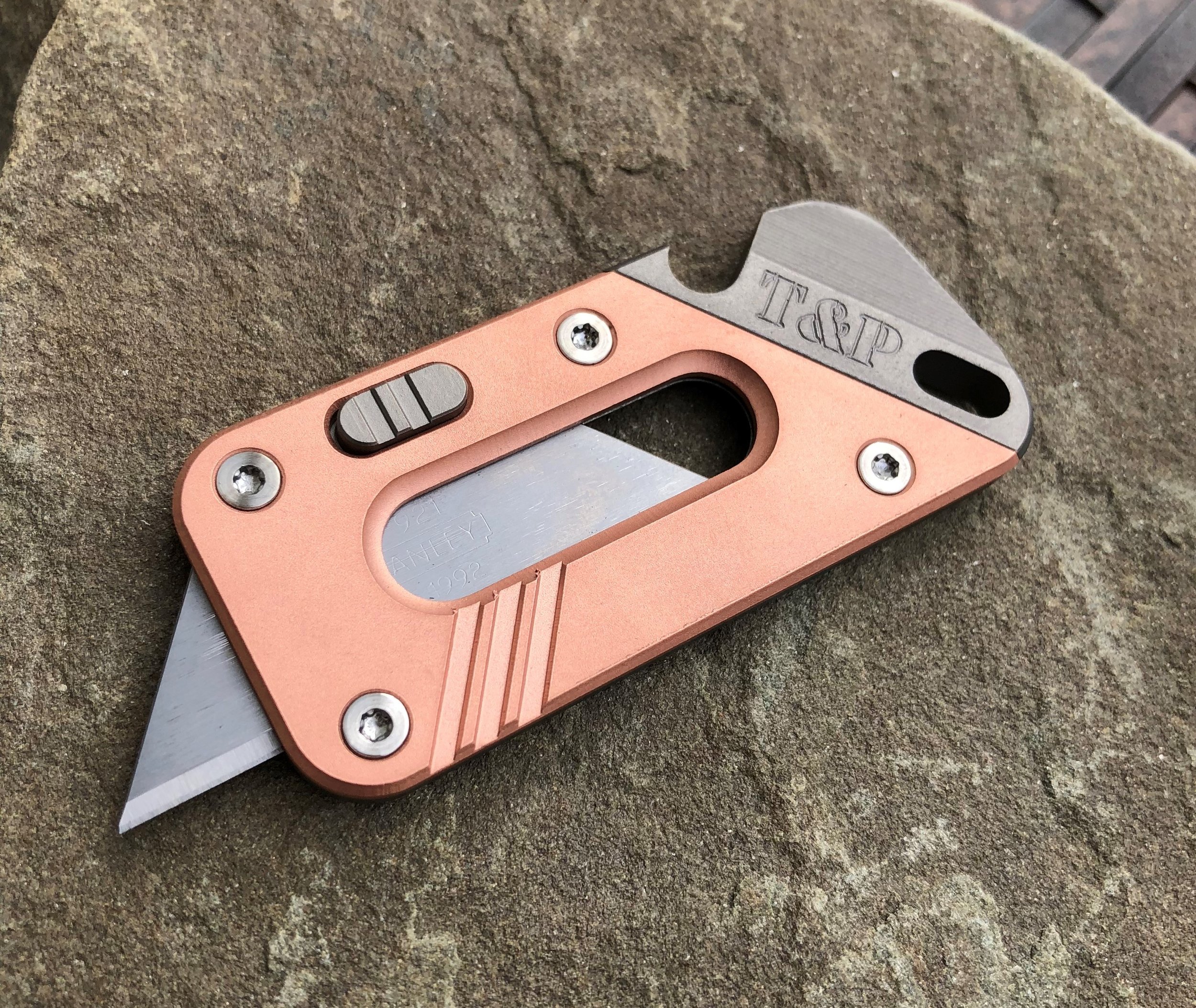 The AVIS-PRY Titanium Tool Companion With Copper Face The AVIS-PRY Titanium Tool Companion With Copper Face
